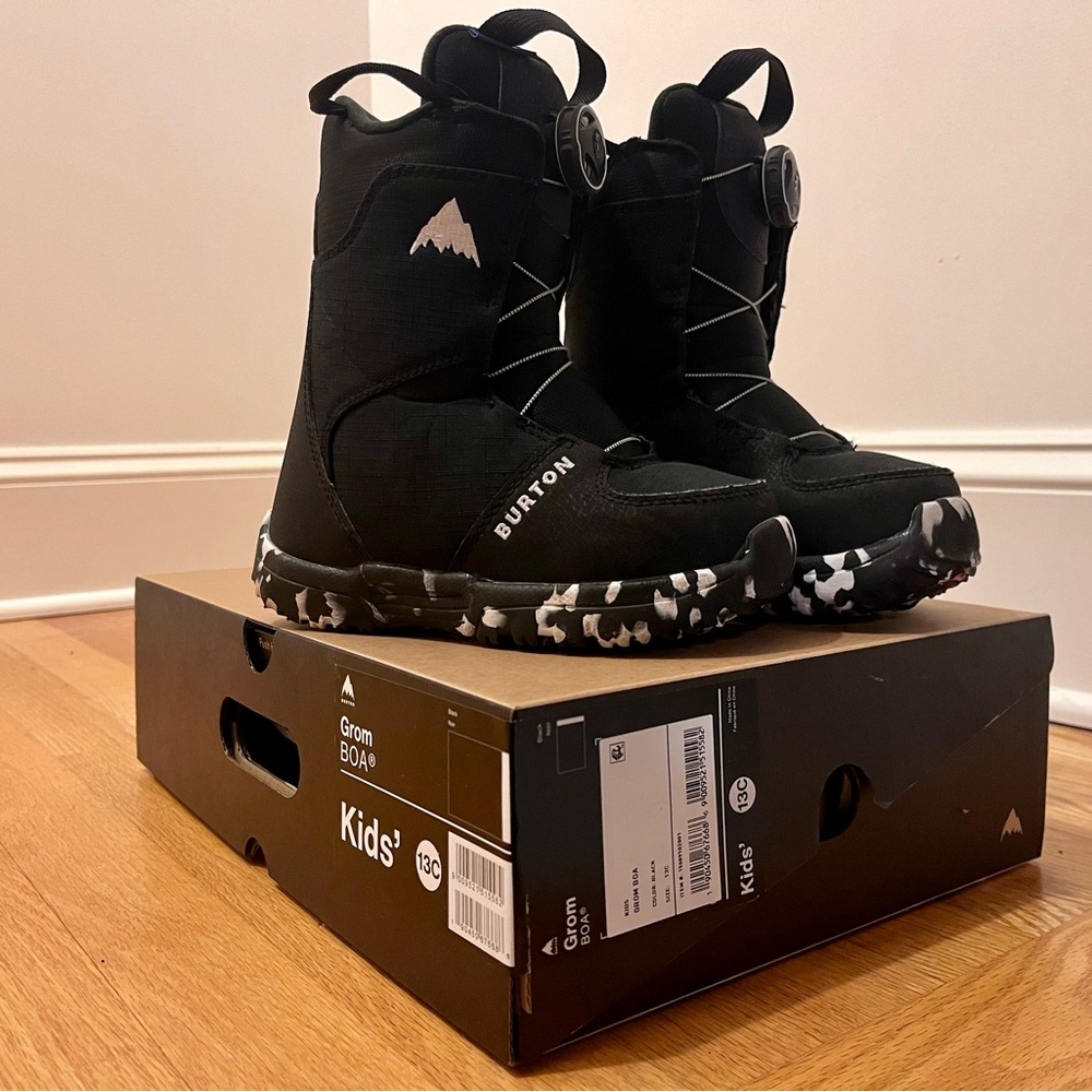 Like new Grom Burton Boa snowboard boots size 13C